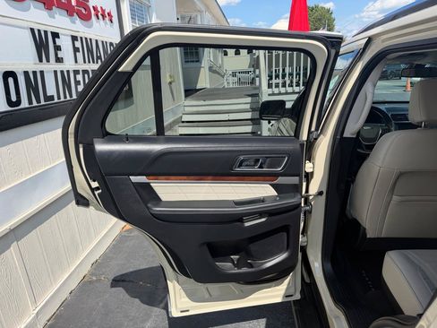 Used 2018 Ford Explorer Platinum AWD/4WD image 28