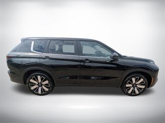 New 2025 Mitsubishi Outlander SE video 2