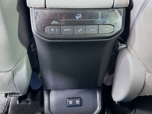 Used 2020 Toyota Highlander XLE image 29