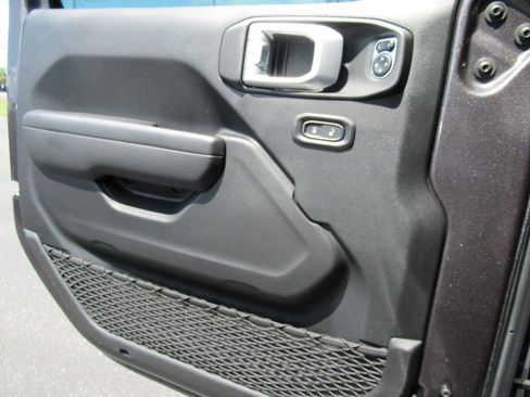 Used 2022 Jeep Wrangler Rubicon AWD/4WD image 17