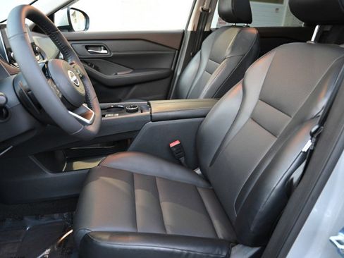 Used 2023 Nissan Rogue SV w/ SV Premium Package image 3