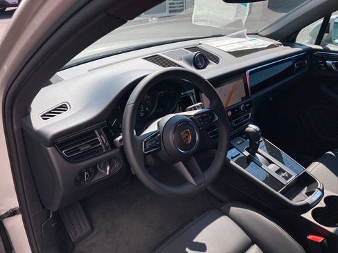 Used 2025 Porsche Macan image 23