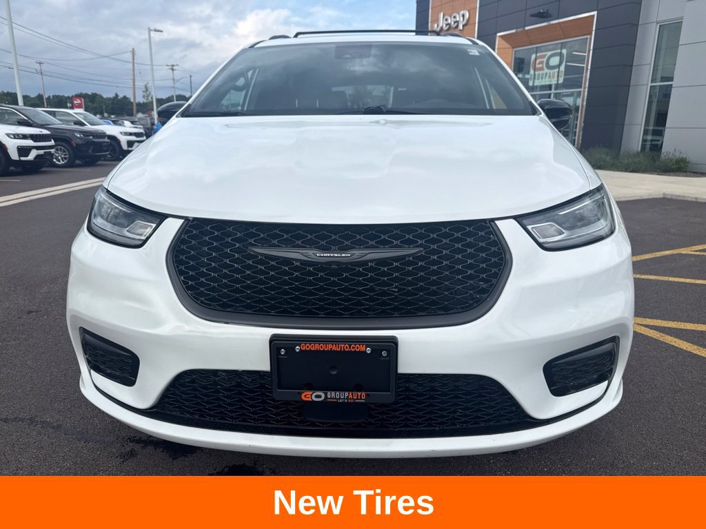 Used 2025 Chrysler Pacifica Limited FWD image 2