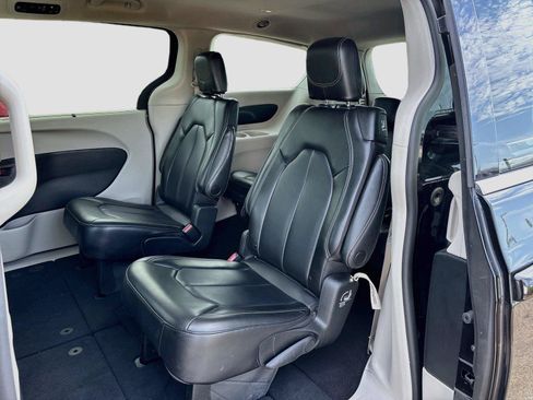 Used 2023 Chrysler Pacifica Touring-L FWD image 23