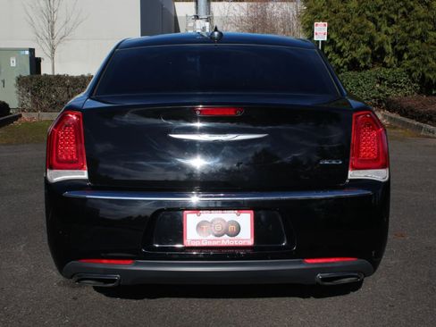Used 2016 Chrysler 300 Limited w/ Driver Convenience Group image 5