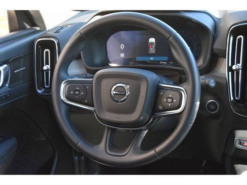 Certified 2025 Volvo XC40 B5 Ultra w/ Protection Package Premier image 18