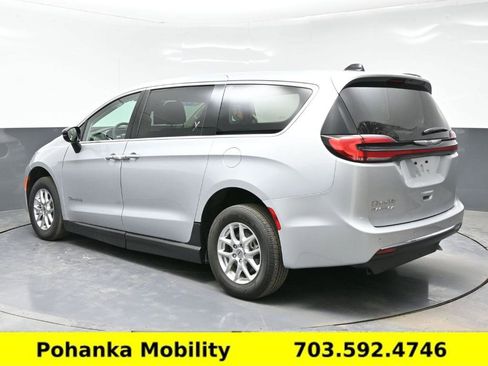 Used 2024 Chrysler Pacifica Touring-L image 21