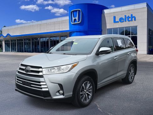 Used 2018 Toyota Highlander XLE image 1