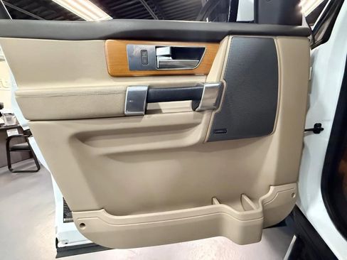 Used 2016 Land Rover LR4 image 31