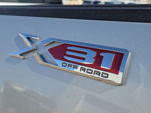 Used 2022 GMC Sierra 3500 SLT w/ SLT Convenience Package image 9