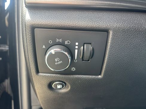Used 2019 Jeep Grand Cherokee Altitude AWD/4WD image 13