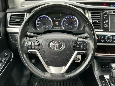 Used 2019 Toyota Highlander Plus w/ Carpet Mat Package (TMS) FWD image 35