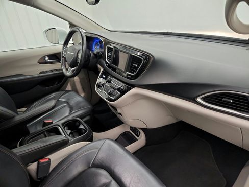Used 2019 Chrysler Pacifica Touring-L FWD image 25