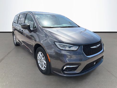 Used 2023 Chrysler Pacifica Touring-L image 1