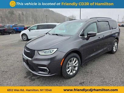 Used 2022 Chrysler Pacifica Touring-L w/ Uconnect Theater Family Group