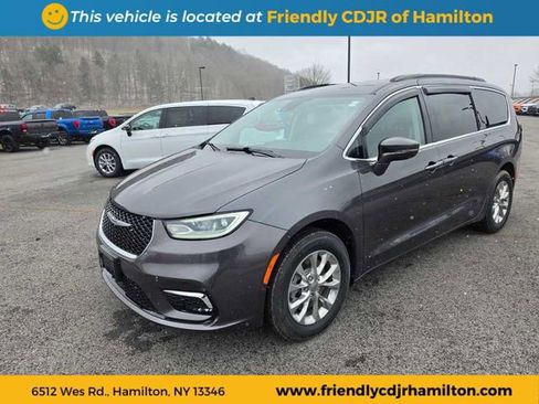 Used 2022 Chrysler Pacifica Touring-L w/ Uconnect Theater Family Group AWD/4WD image 1