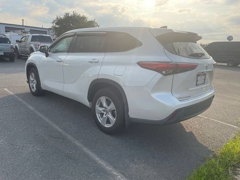 Used 2022 Toyota Highlander L AWD/4WD image 3