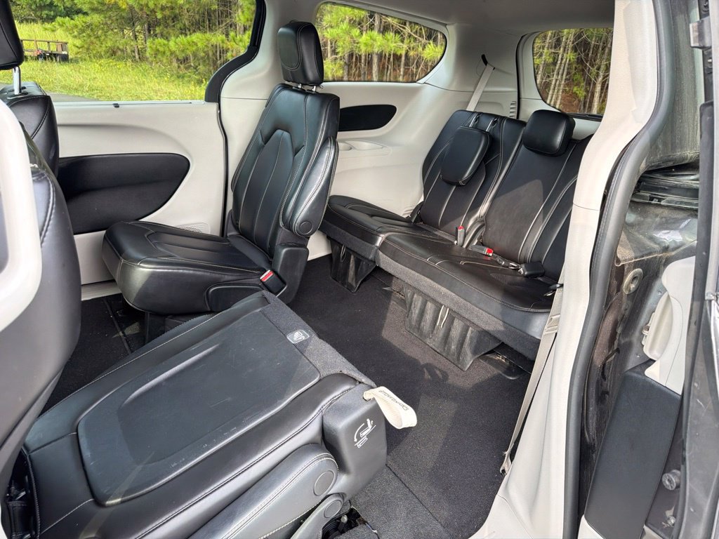 Used 2023 Chrysler Pacifica Touring-L FWD image 11