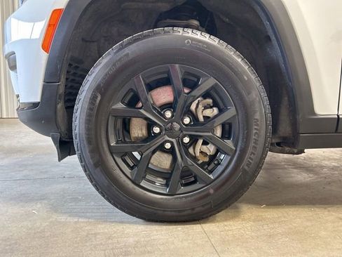 Used 2024 Jeep Grand Cherokee L Altitude AWD/4WD image 10