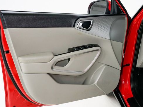 Used 2023 Kia Soul LX image 7