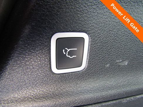Used 2025 Chrysler Pacifica Select FWD image 18