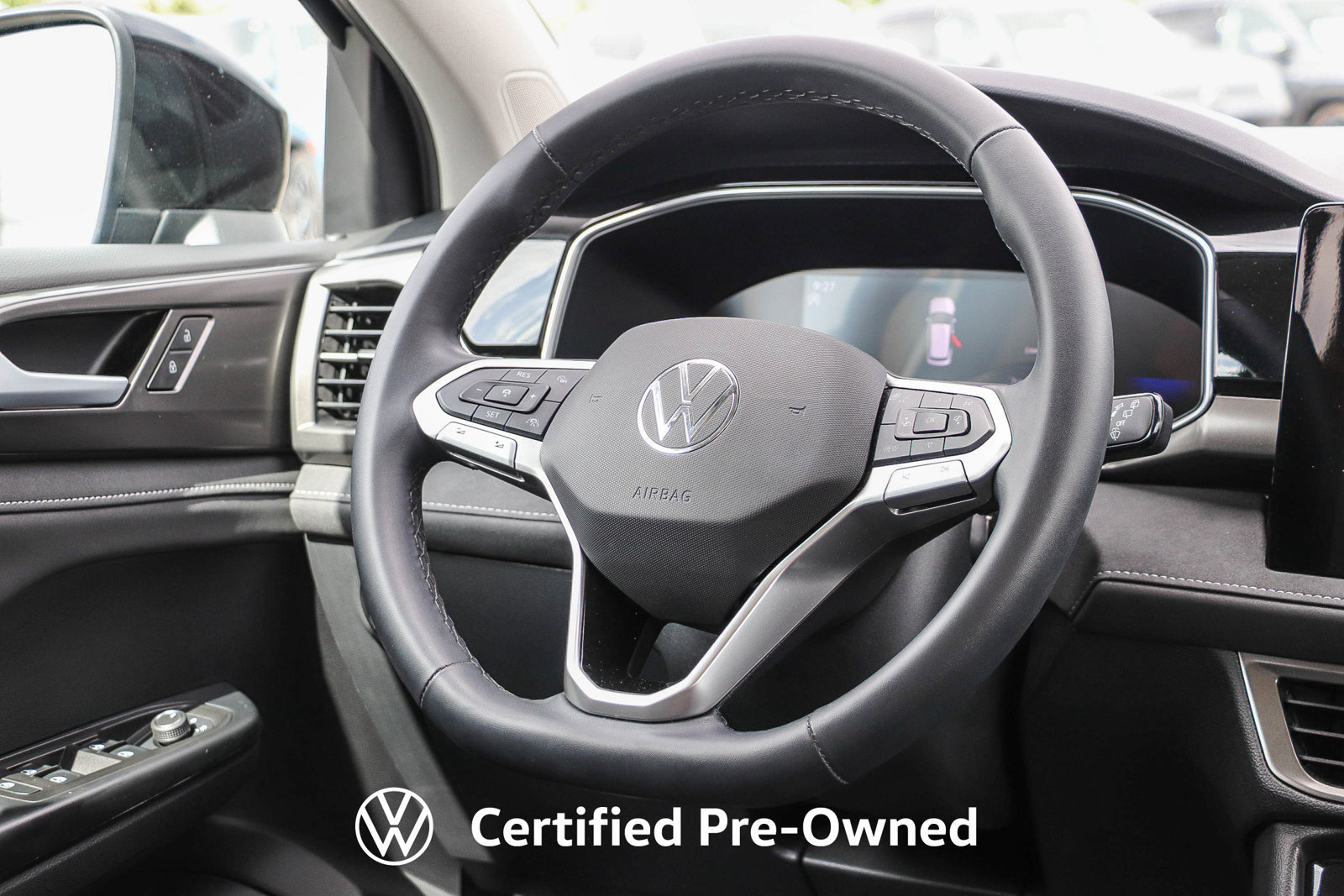 Certified 2025 Volkswagen Taos SE FWD image 17