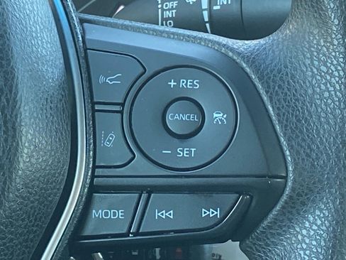 Used 2018 Toyota Camry LE image 9