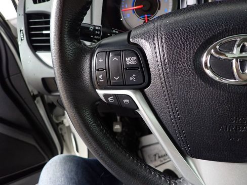 Used 2017 Toyota Sienna SE FWD image 28