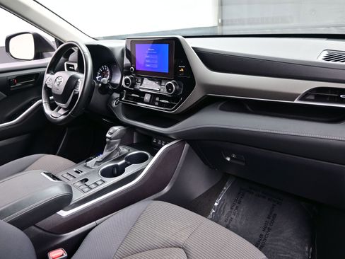 Used 2024 Toyota Highlander LE image 15