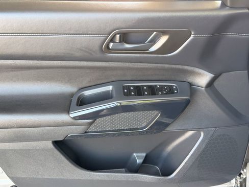 Used 2025 Nissan Pathfinder SV AWD/4WD image 3
