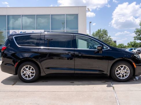 Used 2024 Chrysler Pacifica Touring-L FWD image 4