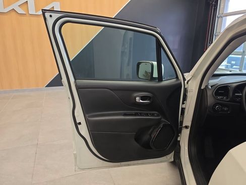 Used 2018 Jeep Renegade Altitude FWD image 15