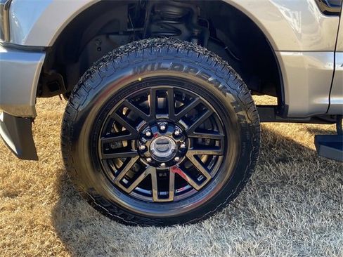 Used 2022 Ford F250 Lariat w/ Black Appearance Package image 10