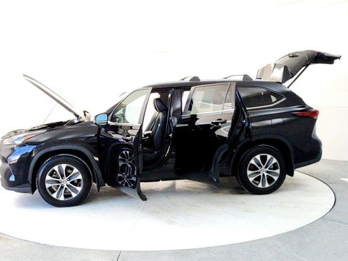 Certified 2024 Toyota Highlander XLE image 10
