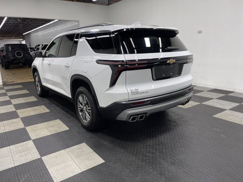 Used 2025 Chevrolet Traverse LT FWD image 2