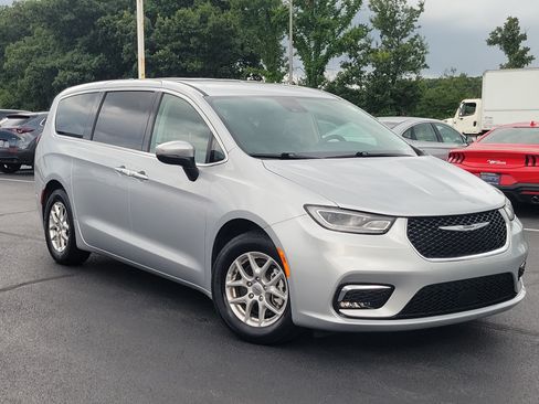Used 2023 Chrysler Pacifica Touring-L FWD image 32