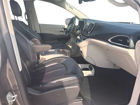 Used 2023 Chrysler Pacifica Touring-L FWD image 20