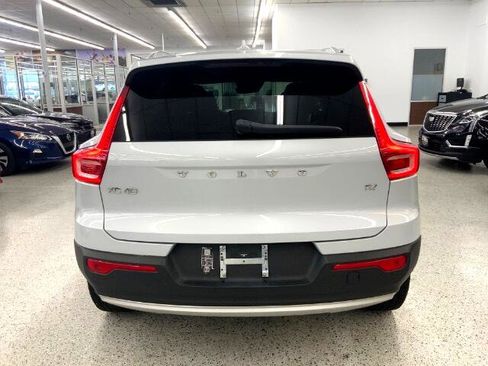 Used 2022 Volvo XC40 T4 Momentum image 5