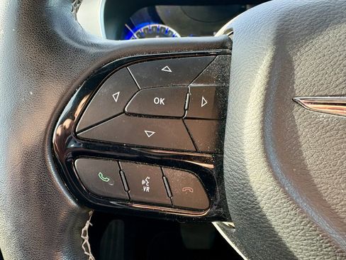 Used 2020 Chrysler Pacifica Touring-L image 16