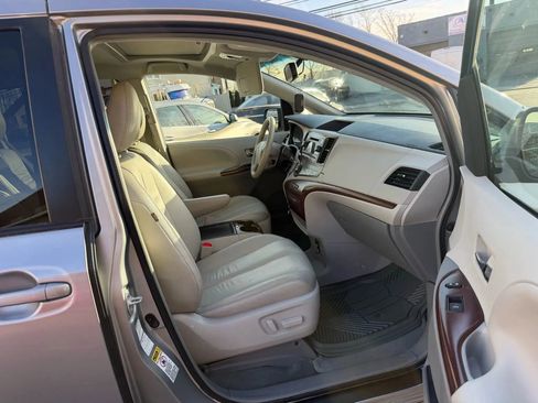 Used 2014 Toyota Sienna XLE image 27