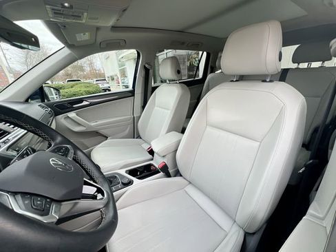 Certified 2022 Volkswagen Tiguan SE w/ Panoramic Sunroof Package image 11