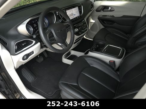 Used 2024 Chrysler Pacifica Touring-L FWD image 9