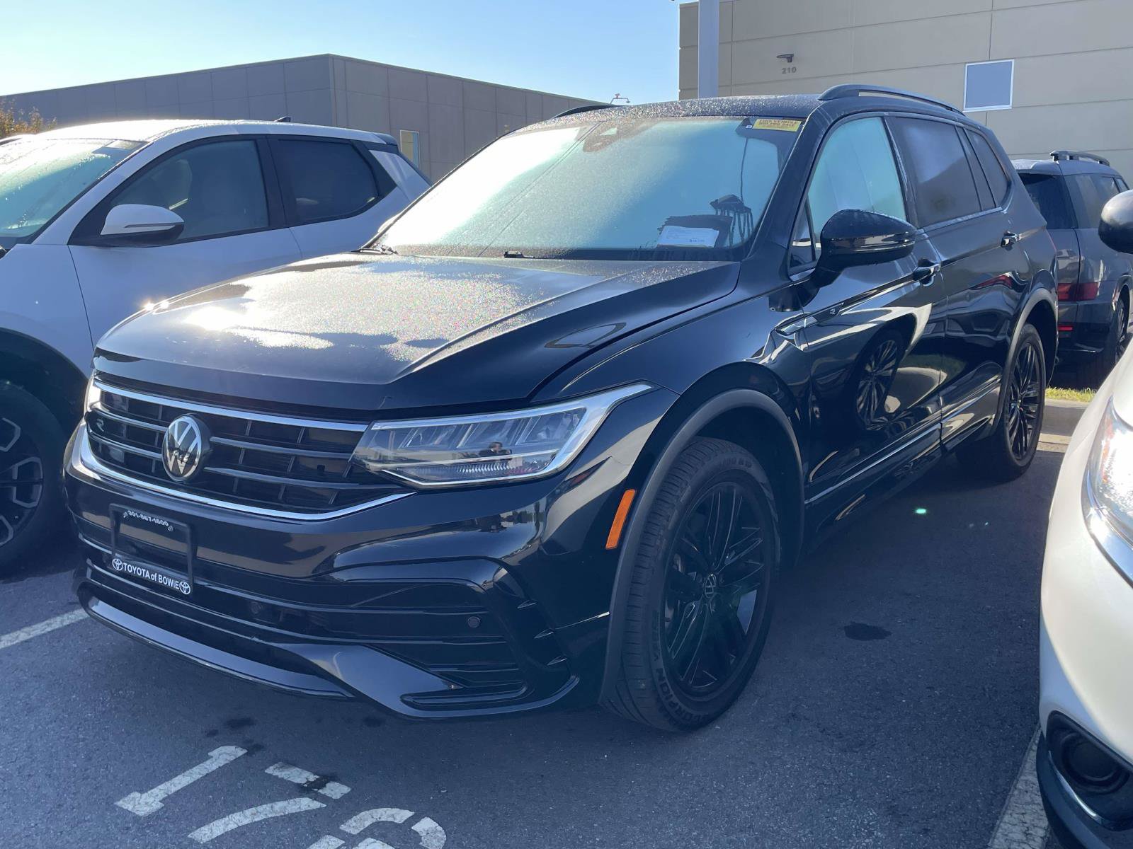 Used 2022 Volkswagen Tiguan SE R-Line AWD/4WD image 2