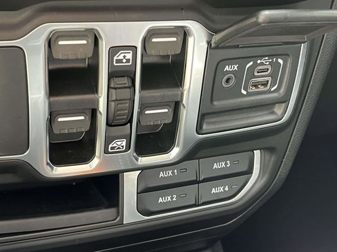 Used 2022 Jeep Wrangler Unlimited Sahara w/ Cold Weather Group image 18