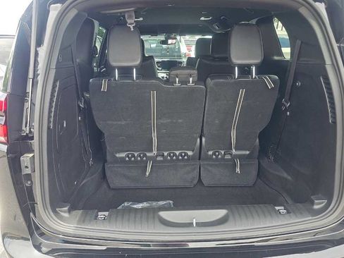 Used 2025 Chrysler Pacifica Select FWD image 13