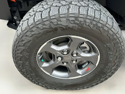 Used 2023 Jeep Gladiator Rubicon AWD/4WD image 32