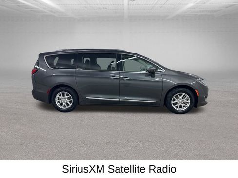Used 2020 Chrysler Pacifica Touring-L image 14