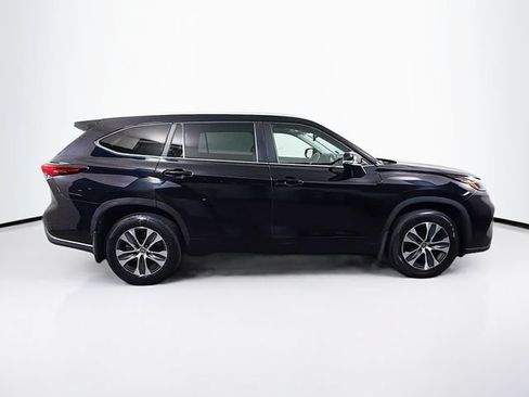 Used 2023 Toyota Highlander XLE AWD/4WD image 11