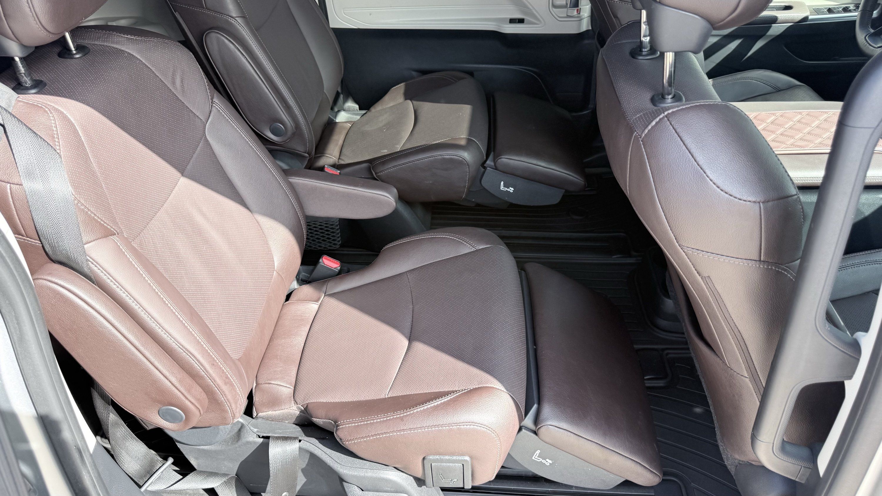 Used 2022 Toyota Sienna Platinum FWD image 40