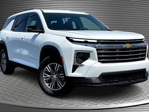 New 2025 Chevrolet Traverse LT w/ Driver Confidence Package FWD image 2